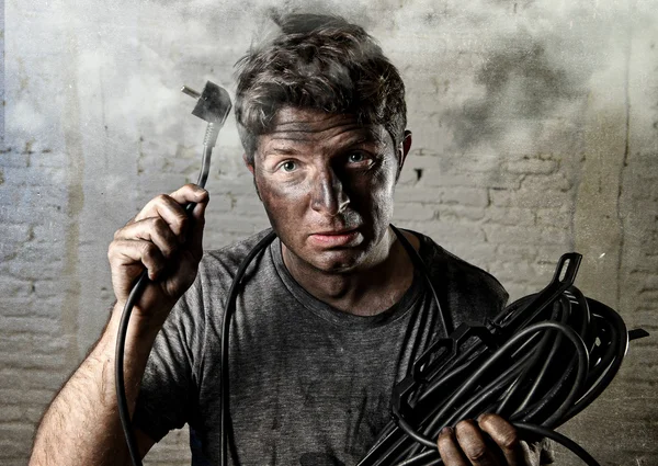Untrainierter Mann erleidet Stromunfall mit schmutzigem verbrannten Gesicht in lustiger Schockstarre — Stockfoto