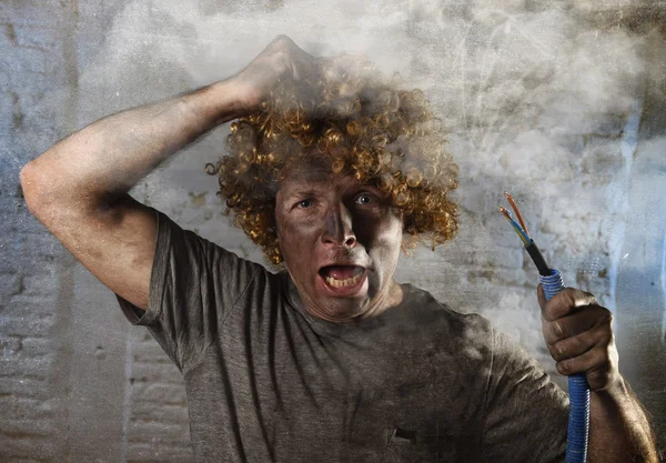 Homem com cabo fumar após acidente doméstico com sujo rosto queimado choque eletrocutado expressão — Fotografia de Stock