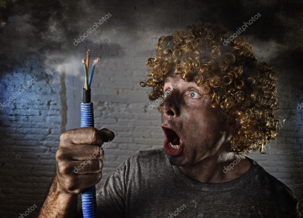 провод бьющий током