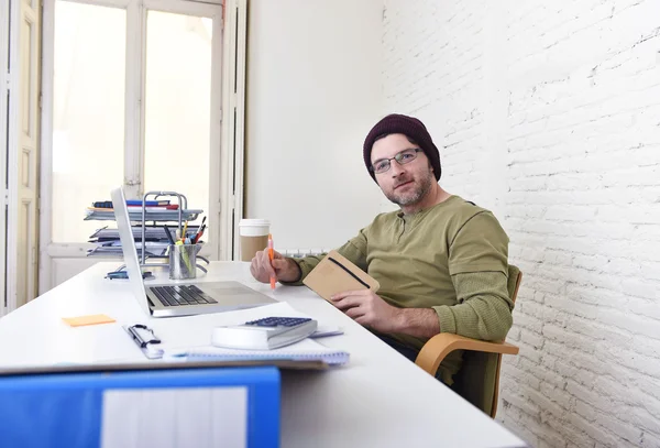 Joven atractivo hipster empresario que trabaja desde su oficina en casa como freelancer modelo de negocio autónomo — Foto de Stock