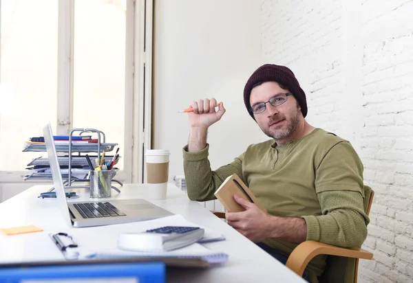 Giovane attraente uomo d'affari hipster che lavora dal suo ufficio come modello di business autonomo freelance — Foto Stock