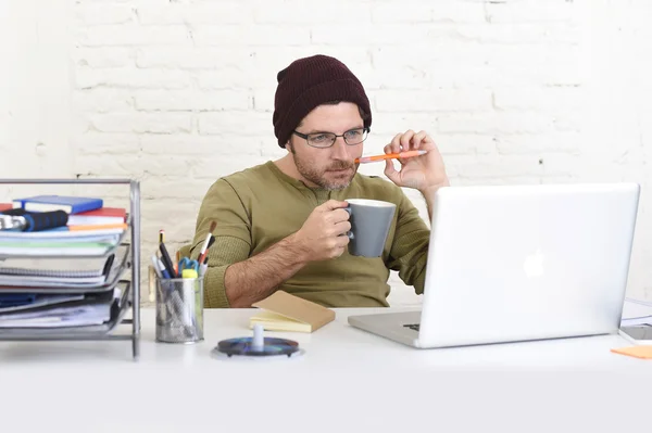 Junger attraktiver Hipster-Geschäftsmann, der von seinem Home Office aus als freiberuflicher Selbstständiger arbeitet — Stockfoto