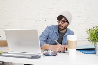 modern ev ofisinde çalışan genç İspanyol çekici hipster işadamı kurumsal portre