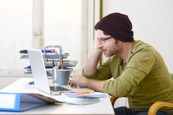 Jovem atraente hipster empresário trabalhando de casa escritório como freelancer modelo de negócio autônomo — Fotografia de Stock