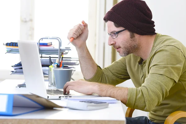 Giovane attraente uomo d'affari hipster che lavora da home office come modello di business autonomo freelance — Foto Stock