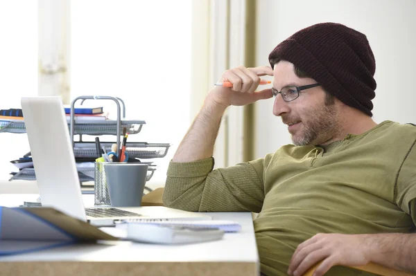 Giovane attraente uomo d'affari hipster che lavora da home office come modello di business autonomo freelance — Foto Stock