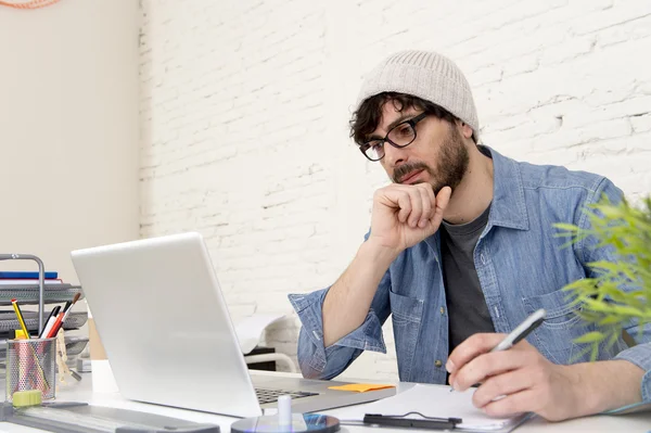 Retrato corporativo de jovem hispânico atraente hipster empresário trabalhando no escritório em casa moderna — Fotografia de Stock