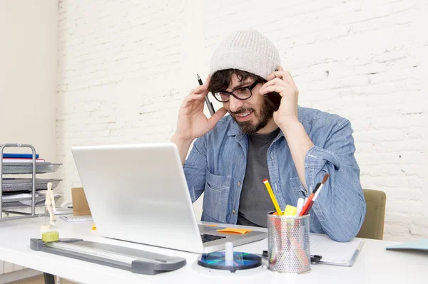 Empresario hipster atractivo hispano que trabaja en la oficina en casa hablando por teléfono móvil —  Fotos de Stock