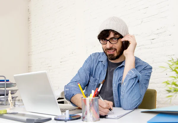 Spansktalande attraktiv hipster affärsman som arbetar hemma kontor pratar på mobiltelefon — Stockfoto