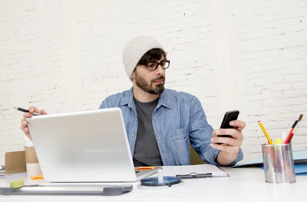 Retrato corporativo de jovem hispânico atraente hipster empresário trabalhando no escritório em casa moderna — Fotografia de Stock