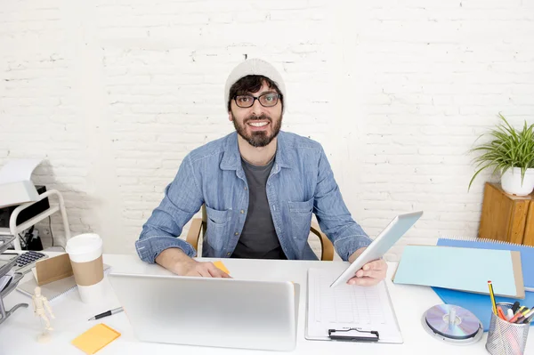 Joven hispano atractivo hipster hombre de negocios trabajando en casa moderna oficina — Foto de Stock