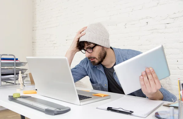 Jeune hispanique attrayant homme d'affaires hipster travaillant au bureau à domicile moderne — Photo