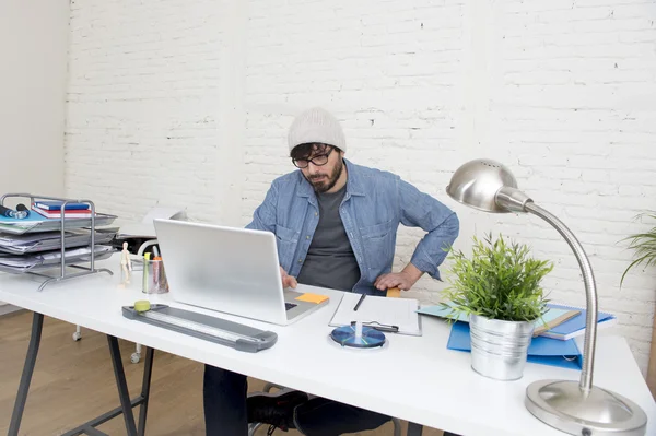 Ritratto aziendale di giovane uomo d'affari hipster attraente ispanico che lavora presso l'home office moderno — Foto Stock