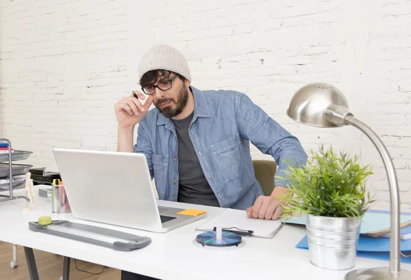 Corporate porträtt av unga spansktalande attraktiv hipster affärsman som arbetar på moderna hemmakontor — Stockfoto