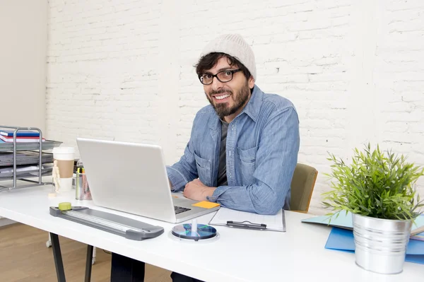 Ritratto aziendale di giovane uomo d'affari hipster attraente ispanico che lavora presso l'home office moderno — Foto Stock