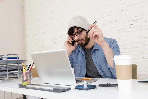 Spaanse aantrekkelijke hipster zakenman werken aan thuiskantoor praten op mobiele telefoon — Stockfoto