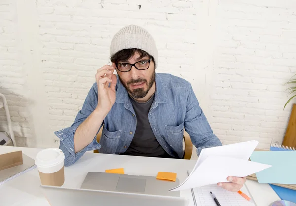 Corporate porträtt av unga spansktalande hipster affärsman som arbetar på Computer Home Office — Stockfoto