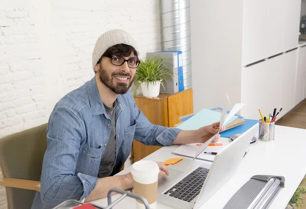 Portrait d'entreprise de jeune homme d'affaires hispanique hipster travaillant à l'ordinateur bureau à domicile — Photo