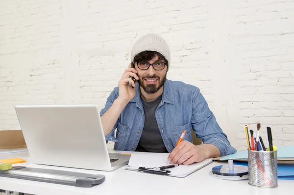 Empresario hipster atractivo hispano que trabaja en la oficina del hogar usando el teléfono móvil —  Fotos de Stock