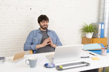 bilgisayar ev ofisinde çalışan genç İspanyol hipster işadamı kurumsal portre