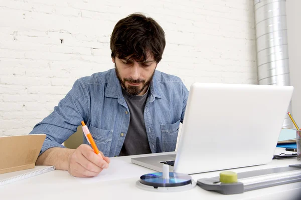 Jovem hispânico hipster empresário trabalhando no computador home office — Fotografia de Stock