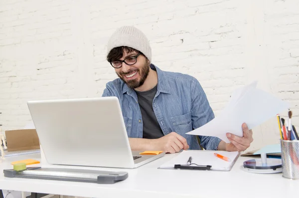 Portret korporacyjny młodego Hiszpan Hipster biznesmen pracujący w domowym biurze komputerowym — Zdjęcie stockowe