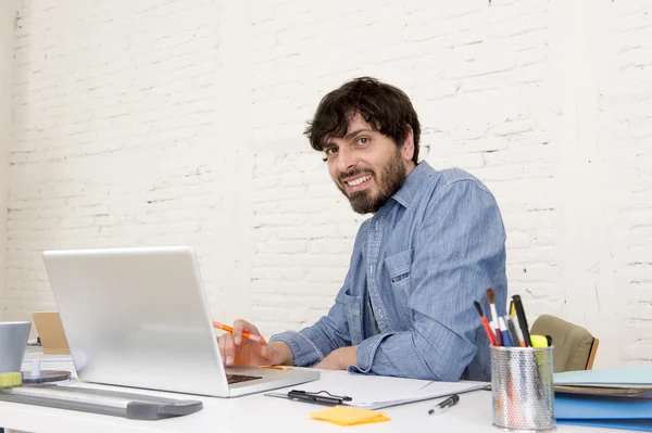 Unternehmensporträt eines jungen hispanischen Hipster-Geschäftsmannes, der im Computer-Home-Office arbeitet — Stockfoto