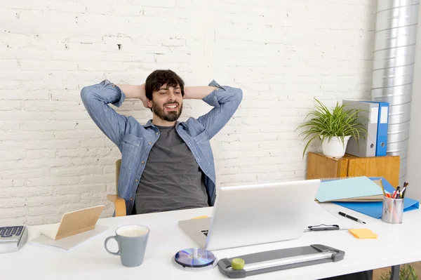 Corporate portret van jonge Spaanse hipster zakenman werken bij computer Home Office — Stockfoto