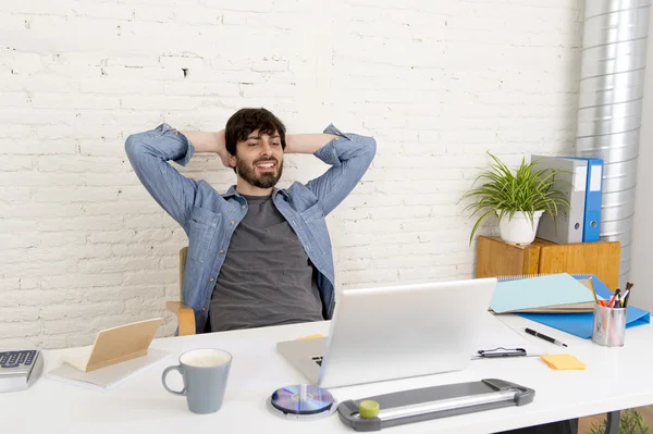 Portrait d'entreprise de jeune homme d'affaires hispanique hipster travaillant à l'ordinateur bureau à domicile — Photo