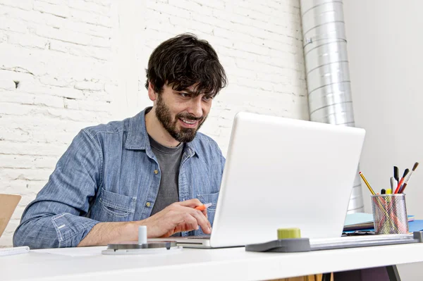 Ritratto aziendale di un giovane uomo d'affari hipster ispanico che lavora presso l'home office del computer — Foto Stock