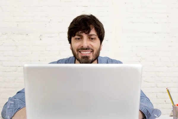 Retrato corporativo de jovens hispânicos hipster empresário trabalhando em home office computador — Fotografia de Stock