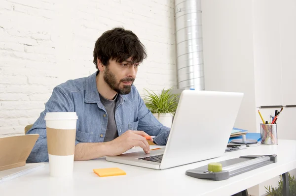 Jovem hispânico hipster empresário trabalhando no computador home office — Fotografia de Stock