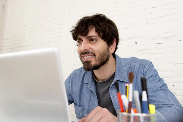 Portrait d'entreprise de jeune homme d'affaires hispanique hipster travaillant à l'ordinateur bureau à domicile — Photo