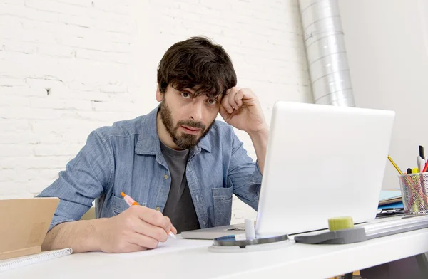 Jonge Spaanse hipster zakenman werken op computer home office — Stockfoto