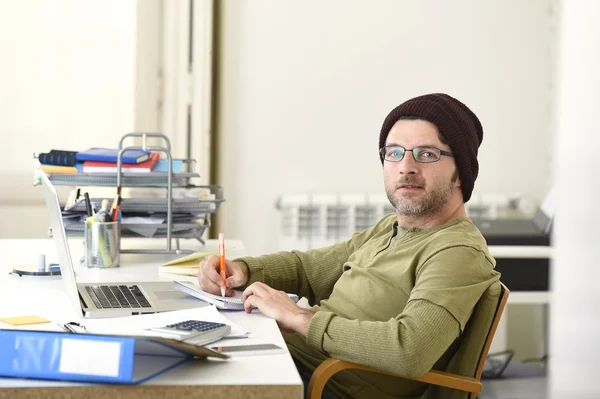 Feliz atractivo hipster hombre de negocios trabajando con ordenador portátil en casa oficina — Foto de Stock