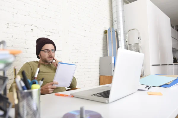Jovem atraente hipster empresário trabalhando com computador no escritório em casa moderna — Fotografia de Stock