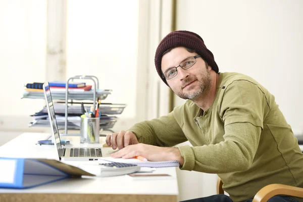 Lycklig attraktiv hipster affärsman som arbetar med dator laptop hemma Office — Stockfoto