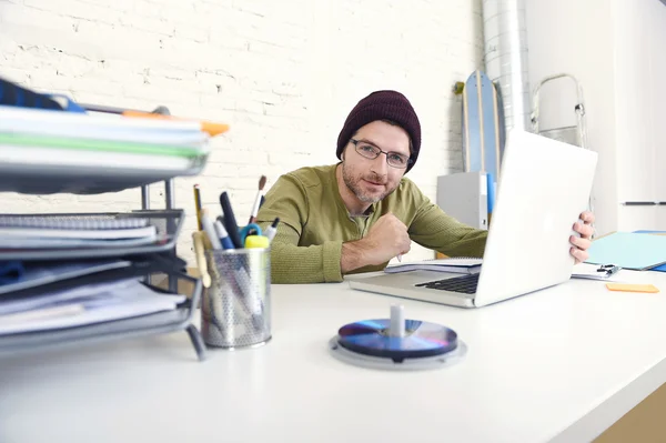 Feliz atractivo hipster hombre de negocios trabajando con ordenador portátil en casa oficina —  Fotos de Stock