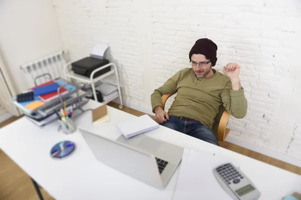 Giovane attraente uomo d'affari hipster che lavora con il computer nel moderno home office — Foto Stock