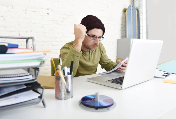Jeune homme d'affaires hipster travaillant avec l'ordinateur dans le bureau à domicile en tant que pigiste créatif — Photo