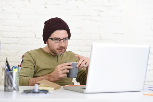 Joven atractivo hipster empresario que trabaja desde su oficina en casa como freelancer modelo de negocio autónomo — Foto de Stock