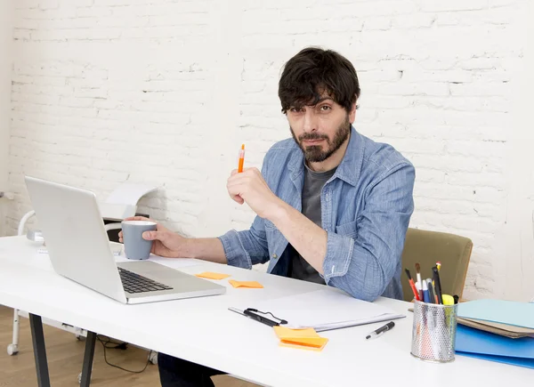 Młody łaciński Hipster biznesmen pracy zmęczony z komputerem nowoczesnym biurze domowym w stres — Zdjęcie stockowe