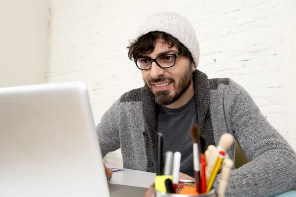 Retrato corporativo jovem hispânico atraente hipster empresário trabalhando com computador moderno home office — Fotografia de Stock