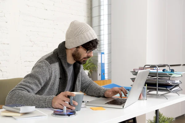 Retrato corporativo joven hispano atractivo hipster hombre de negocios que trabaja con la computadora moderna oficina en casa — Foto de Stock