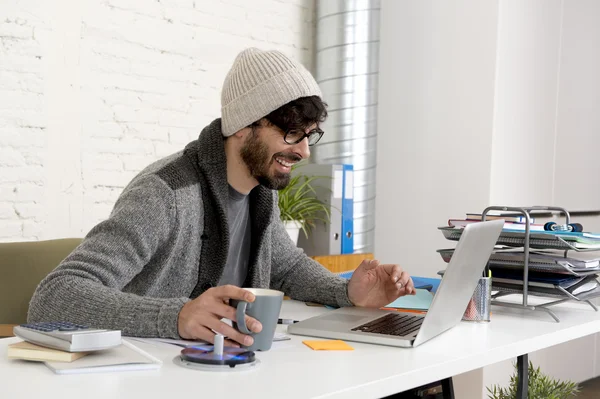 Ritratto aziendale giovane ispanico attraente uomo d'affari hipster che lavora con il computer home office moderno — Foto Stock