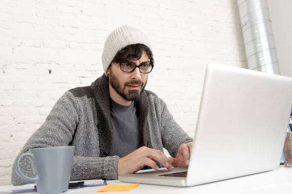 Retrato corporativo joven hispano atractivo hipster hombre de negocios que trabaja con la computadora moderna oficina en casa —  Fotos de Stock