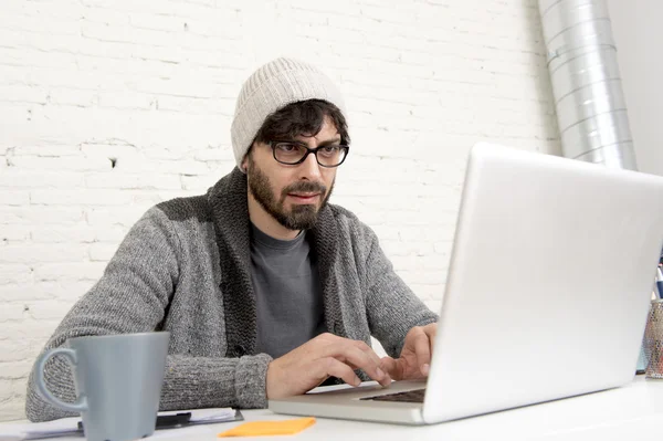 Ritratto aziendale giovane ispanico attraente uomo d'affari hipster che lavora con il computer home office moderno — Foto Stock