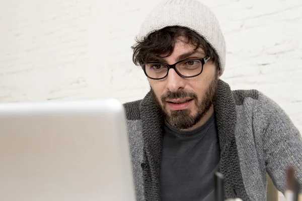 Portrait d'entreprise jeune hispanique attrayant homme d'affaires hipster travaillant avec ordinateur bureau à domicile moderne — Photo