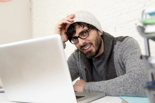 Retrato corporativo jovem hispânico atraente hipster empresário trabalhando com computador moderno home office — Fotografia de Stock