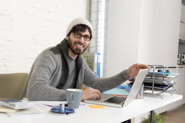 Retrato corporativo joven hispano atractivo hipster hombre de negocios que trabaja con la computadora moderna oficina en casa —  Fotos de Stock